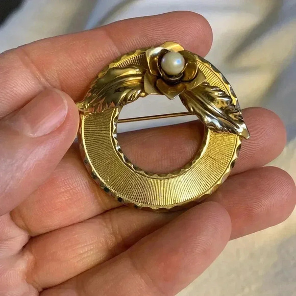 Jewelry - Mid Century Vintage elegance gold tone wreath brooch w/ genuine pearl celestial